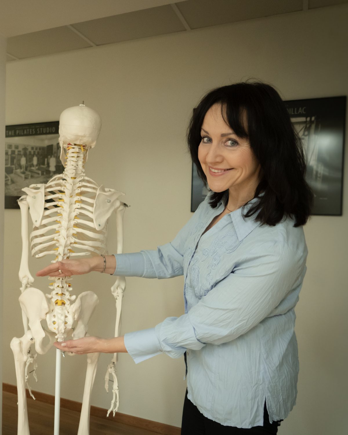 Osteopaat Mairi Sepp True Pilates Estonia stuudios luustiku juures