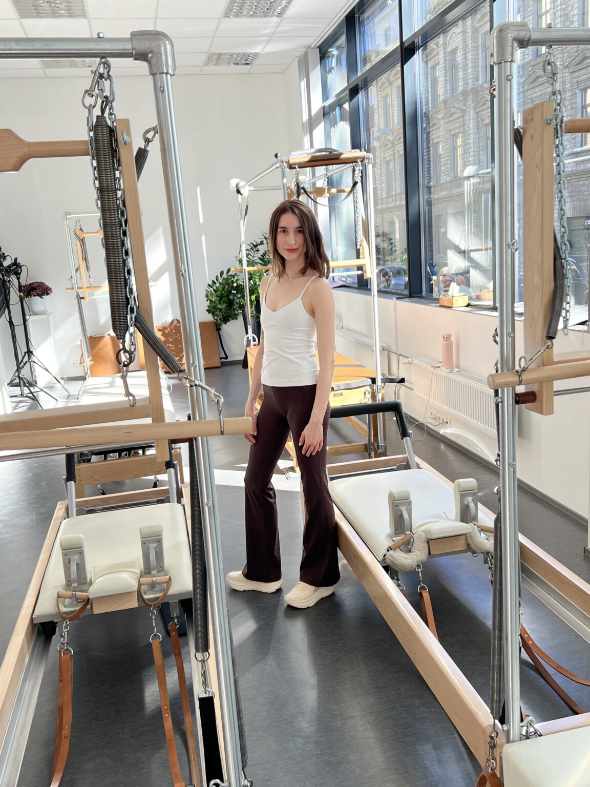 True Pilates Estonia stuudio Reformerid ja Cadillac päikesevalguses